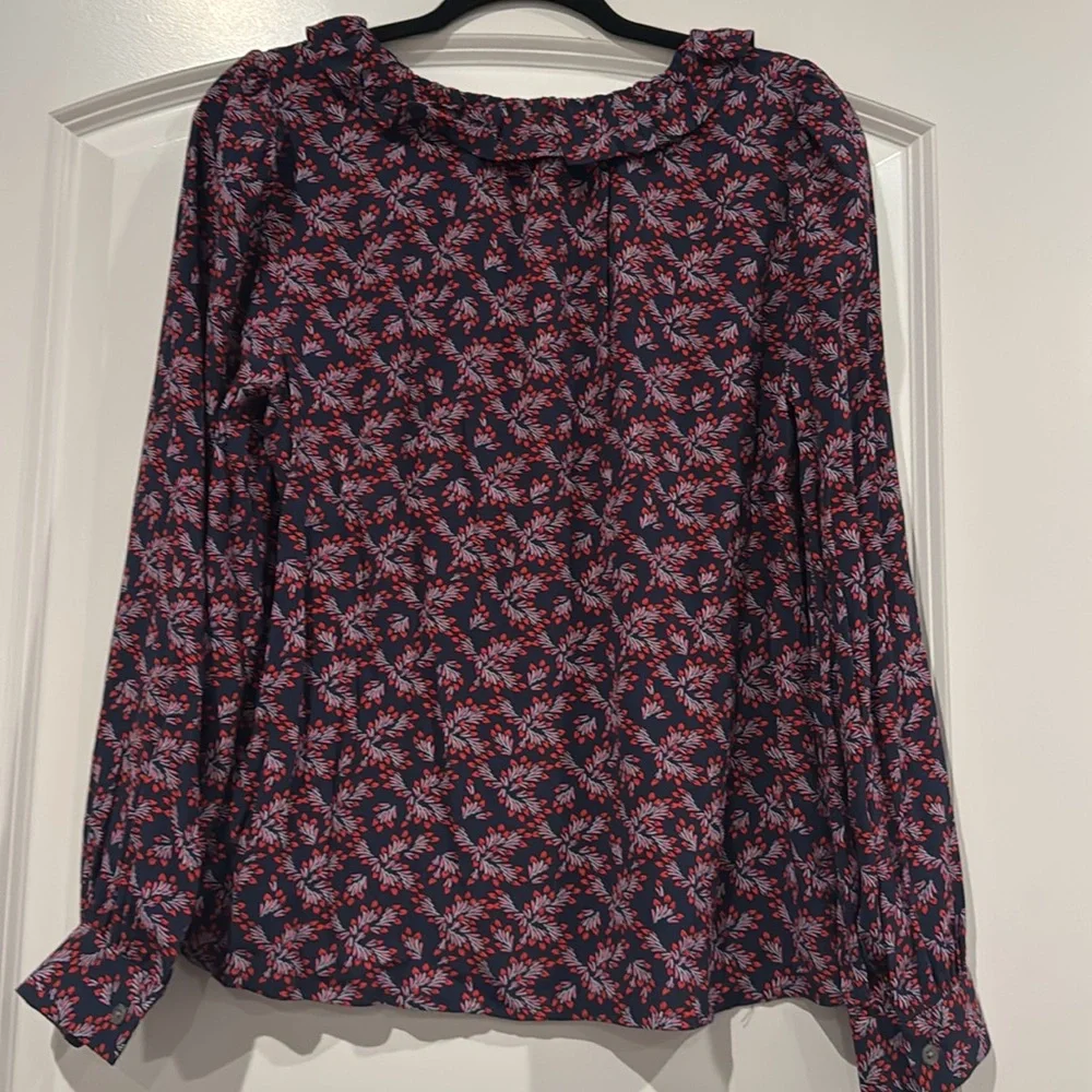 **NWT** LOFT Heart Bouquet Ruffle V-Neck - Picture 4 of 6